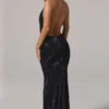 Vestido largo sin espalda con cuello vuelto y adornos Feyre en negro