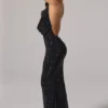 Vestido largo sin espalda con cuello vuelto y adornos Feyre en negro