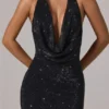 Vestido largo sin espalda con cuello vuelto y adornos Feyre en negro