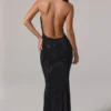 Vestido largo sin espalda con cuello vuelto y adornos Feyre en negro