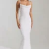 Vestido largo sin espalda con cuello vuelto y adornos Nivalis en blanco