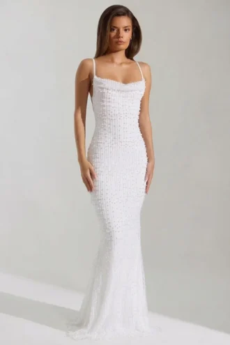 Vestido largo sin espalda con cuello vuelto y adornos Nivalis en blanco