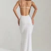 Vestido largo sin espalda con cuello vuelto y adornos Nivalis en blanco