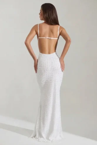Vestido largo sin espalda con cuello vuelto y adornos Nivalis en blanco