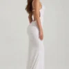 Vestido largo sin espalda con cuello vuelto y adornos Nivalis en blanco