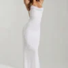 Vestido largo sin espalda con cuello vuelto y adornos Nivalis en blanco