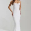 Vestido largo sin espalda con cuello vuelto y adornos Nivalis en blanco