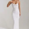 Vestido largo sin espalda con cuello vuelto y adornos Nivalis en blanco
