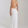 Vestido largo sin espalda con cuello vuelto y adornos Nivalis en blanco