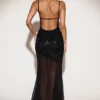 Vestido largo sin espalda con escote corazón y adornos Amarelle en negro