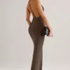 Vestido largo sin espalda con escote pronunciado Leire Modal en marrón chocolate