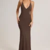 Vestido largo sin espalda con escote pronunciado Leire Modal en marrón chocolate