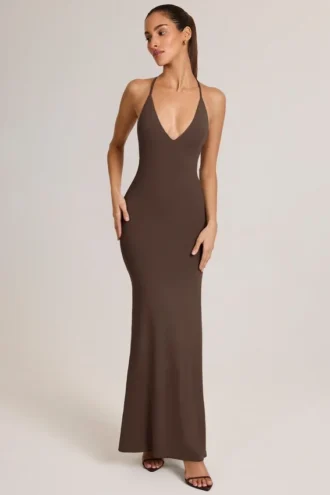 Vestido largo sin espalda con escote pronunciado Leire Modal en marrón chocolate