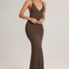 Vestido largo sin espalda con escote pronunciado Leire Modal en marrón chocolate