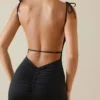 Vestido largo sin espalda con fruncidos Devika en negro