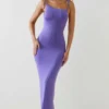 Vestido largo sin espalda con fruncidos Devika en violeta