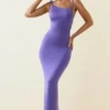 Vestido largo sin espalda con fruncidos Devika en violeta
