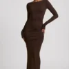 Vestido largo sin espalda con fruncidos Regine Modal en marrón chocolate