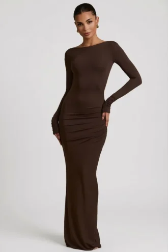 Vestido largo sin espalda con fruncidos Regine Modal en marrón chocolate