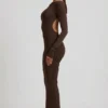 Vestido largo sin espalda con fruncidos Regine Modal en marrón chocolate