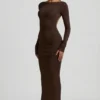 Vestido largo sin espalda con fruncidos Regine Modal en marrón chocolate
