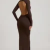 Vestido largo sin espalda con fruncidos Regine Modal en marrón chocolate