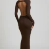 Vestido largo sin espalda con fruncidos Regine Modal en marrón chocolate