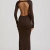 Vestido largo sin espalda con fruncidos Regine Modal en marrón chocolate