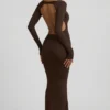 Vestido largo sin espalda con fruncidos Regine Modal en marrón chocolate
