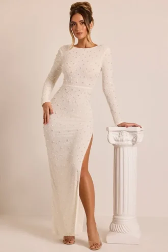 Vestido largo sin espalda con mangas largas y adornos Vienna en blanco