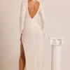 Vestido largo sin espalda con mangas largas y adornos Vienna en blanco