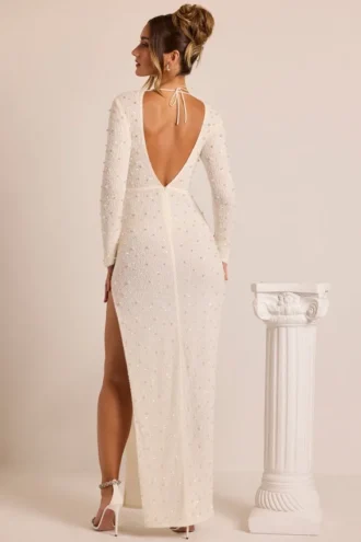 Vestido largo sin espalda con mangas largas y adornos Vienna en blanco