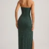 Vestido largo sin tirantes con cuello cowl y adornos de La Rochette en verde esmeralda