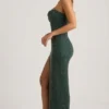 Vestido largo sin tirantes con cuello cowl y adornos de La Rochette en verde esmeralda
