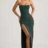 Vestido largo sin tirantes con cuello cowl y adornos de La Rochette en verde esmeralda