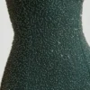 Vestido largo sin tirantes con cuello cowl y adornos de La Rochette en verde esmeralda