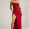 Vestido largo sin tirantes con cuello vuelto y adornos de La Rochette en rojo intenso