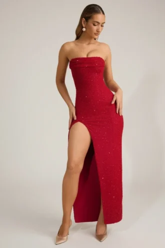 Vestido largo sin tirantes con cuello vuelto y adornos de La Rochette en rojo intenso