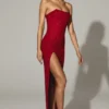 Vestido largo sin tirantes con cuello vuelto y adornos de La Rochette en rojo intenso