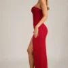 Vestido largo sin tirantes con cuello vuelto y adornos de La Rochette en rojo intenso