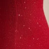 Vestido largo sin tirantes con cuello vuelto y adornos de La Rochette en rojo intenso