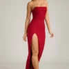 Vestido largo sin tirantes con cuello vuelto y adornos de La Rochette en rojo intenso