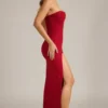 Vestido largo sin tirantes con cuello vuelto y adornos de La Rochette en rojo intenso