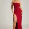 Vestido largo sin tirantes con cuello vuelto y adornos de La Rochette en rojo intenso