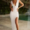 Vestido largo Sloane con escote pronunciado y abertura alta en blanco