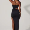 Vestido largo Suvi con escote asimétrico, fruncido y aberturas en negro
