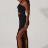 Vestido largo Suvi con escote asimétrico, fruncido y aberturas en negro