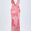 Vestido largo Taveuni con cuello vuelto y detalles metálicos en estampado rosa orquídea