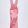 Vestido largo Taveuni con cuello vuelto y detalles metálicos en estampado rosa orquídea