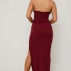 Vestido largo tipo corsé con cuello halter y cordones Penelope en rojo baya
